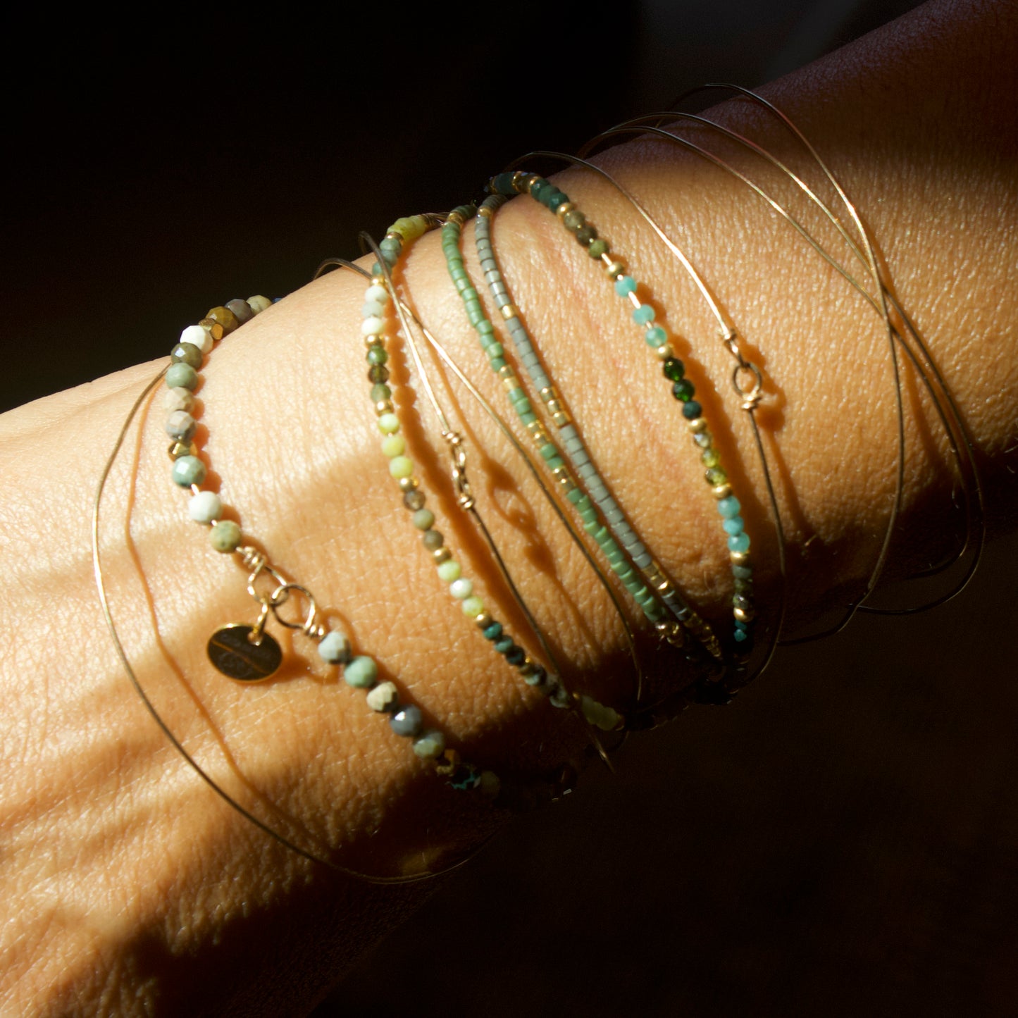 Bracelet Bellissima jonc gold filled en pierres naturelles et perles dorées