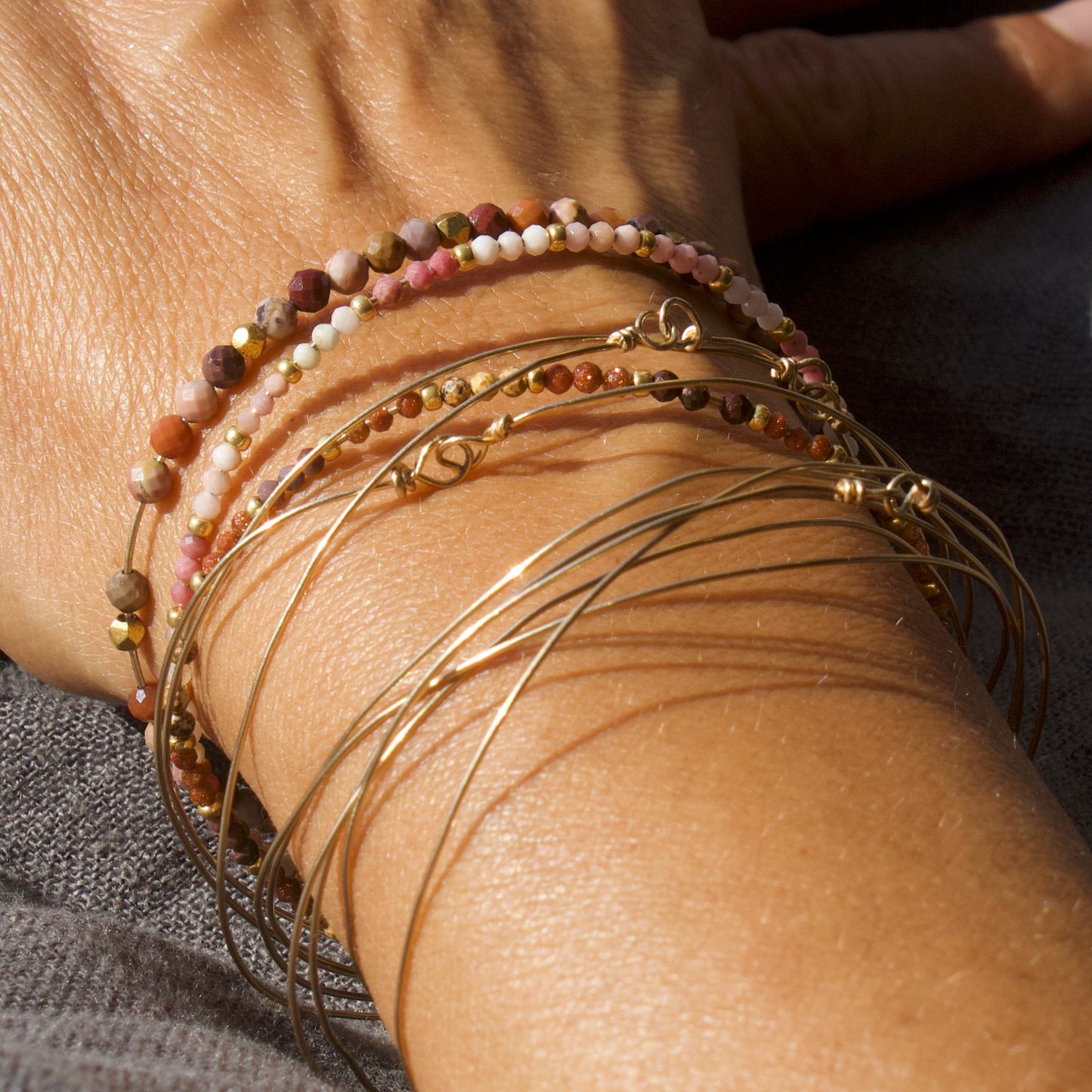 Bracelet Bellissima jonc gold filled en pierres naturelles et perles dorées