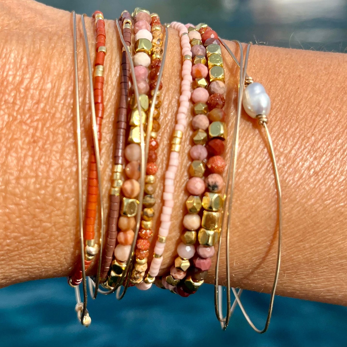 Bracelet Manuella en pierres naturelles et hématite sur jonc gold filled ou argent 925