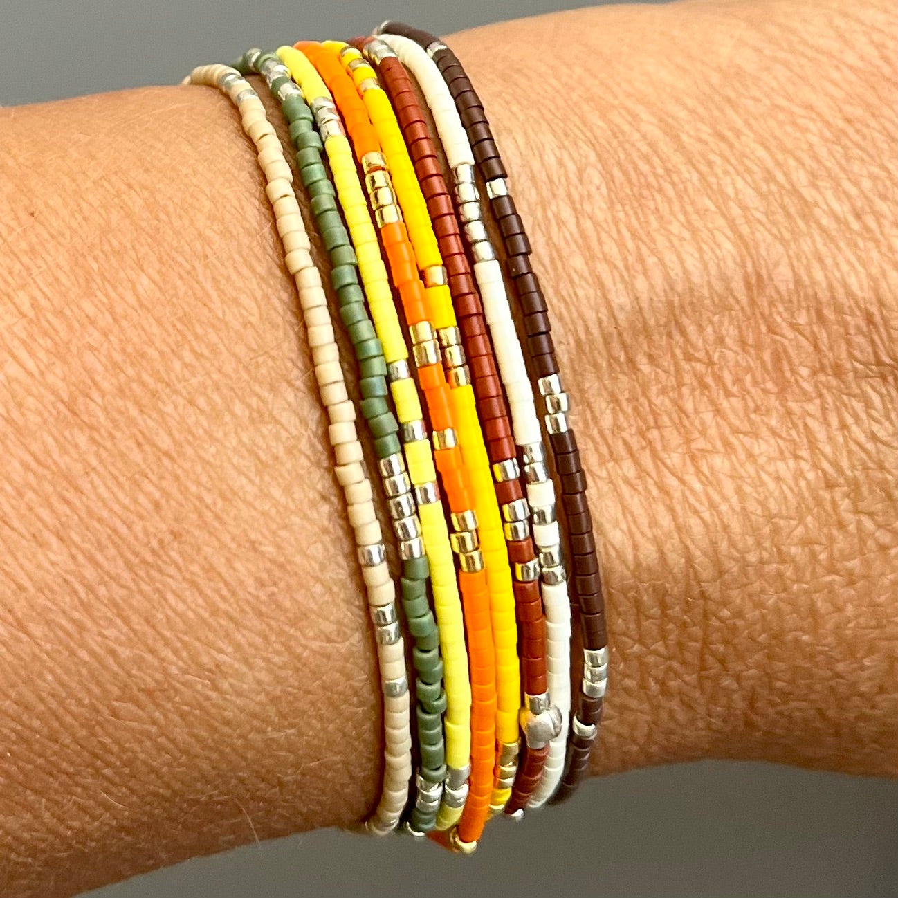 Bracelet Lucia en perles de Miyuki de couleur et perles argentées