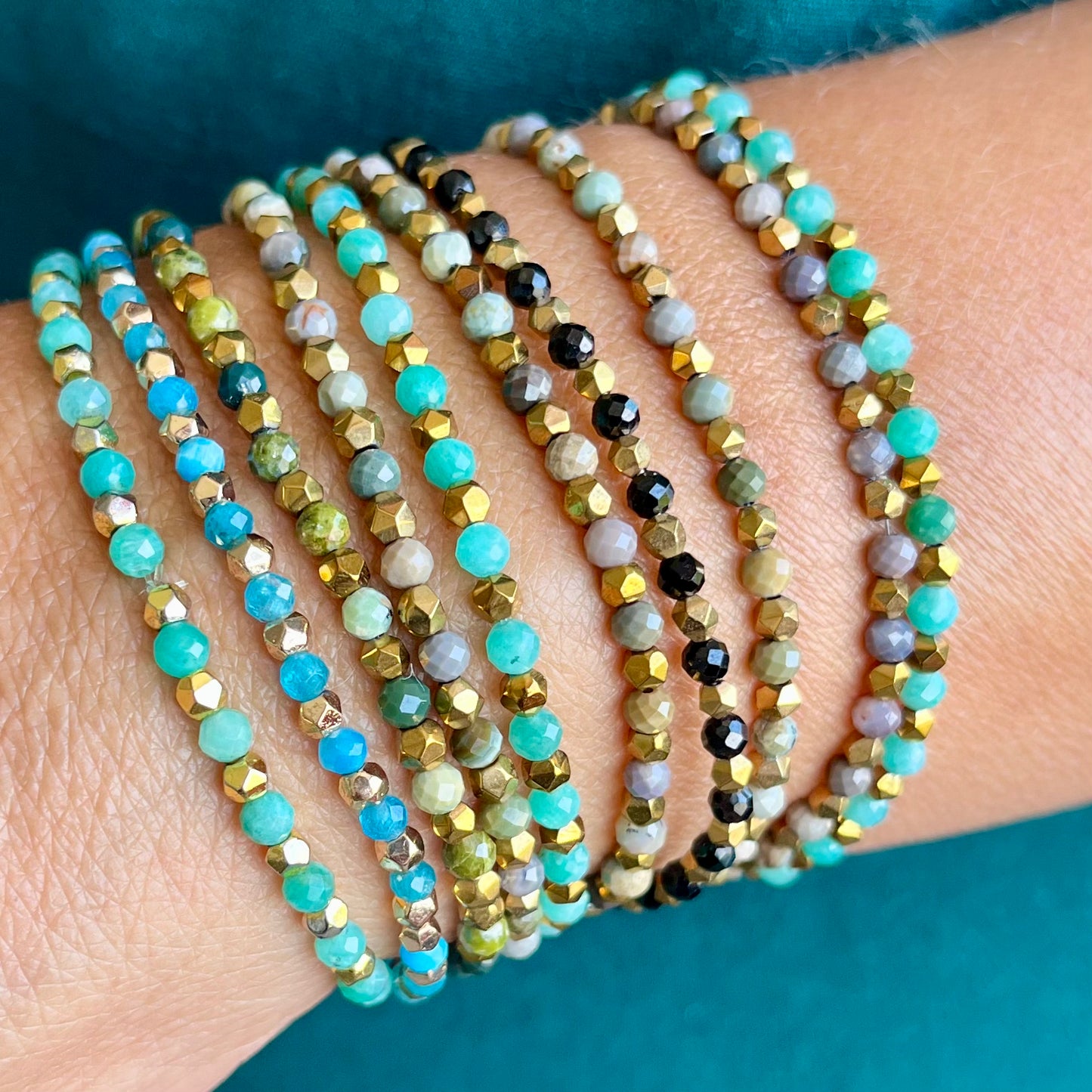 Bracelet Rocca en pierres naturelles et hématite dorée sur jonc gold filled