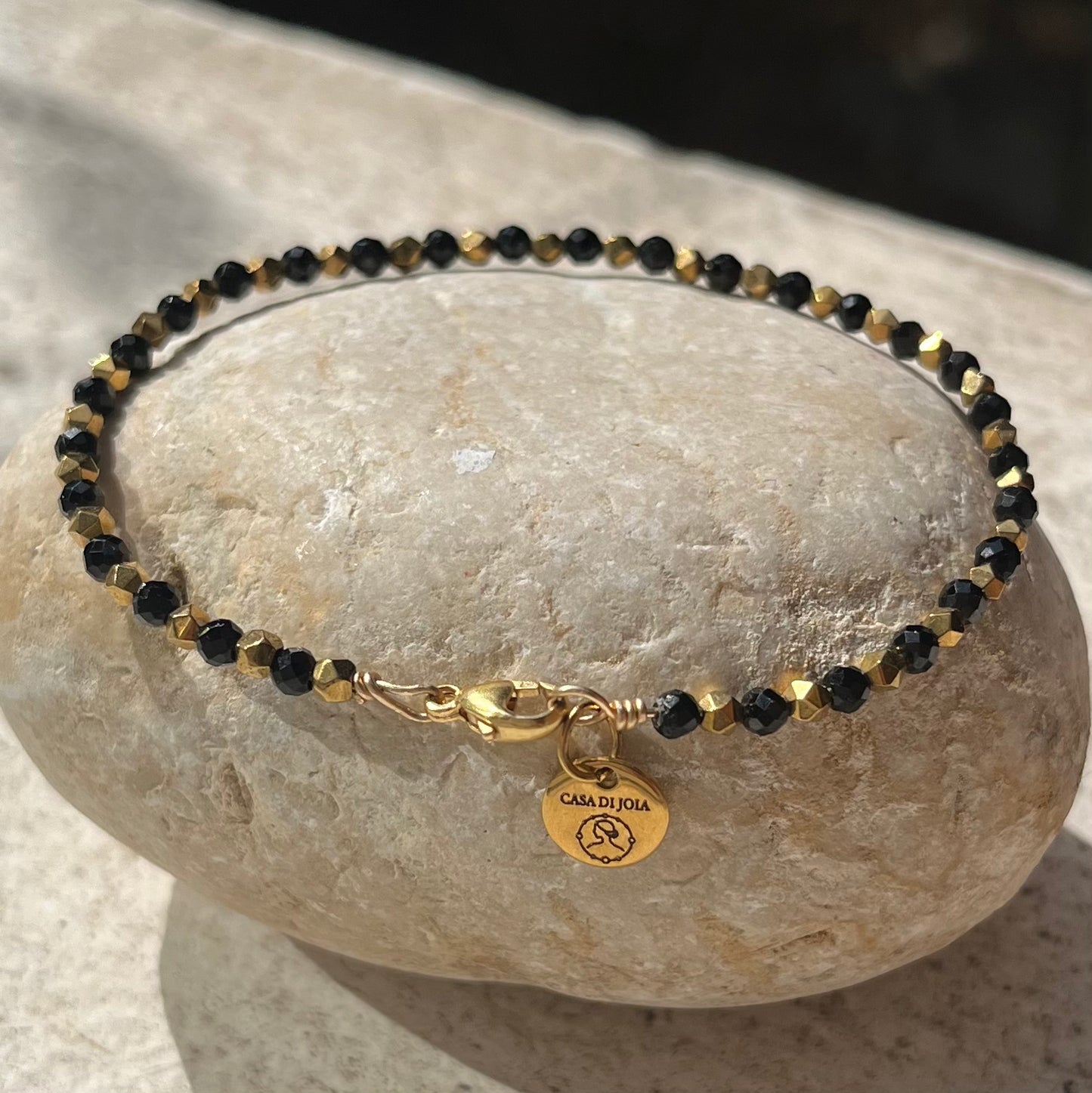 Bracelet Rocca en pierres naturelles et hématite dorée sur jonc gold filled