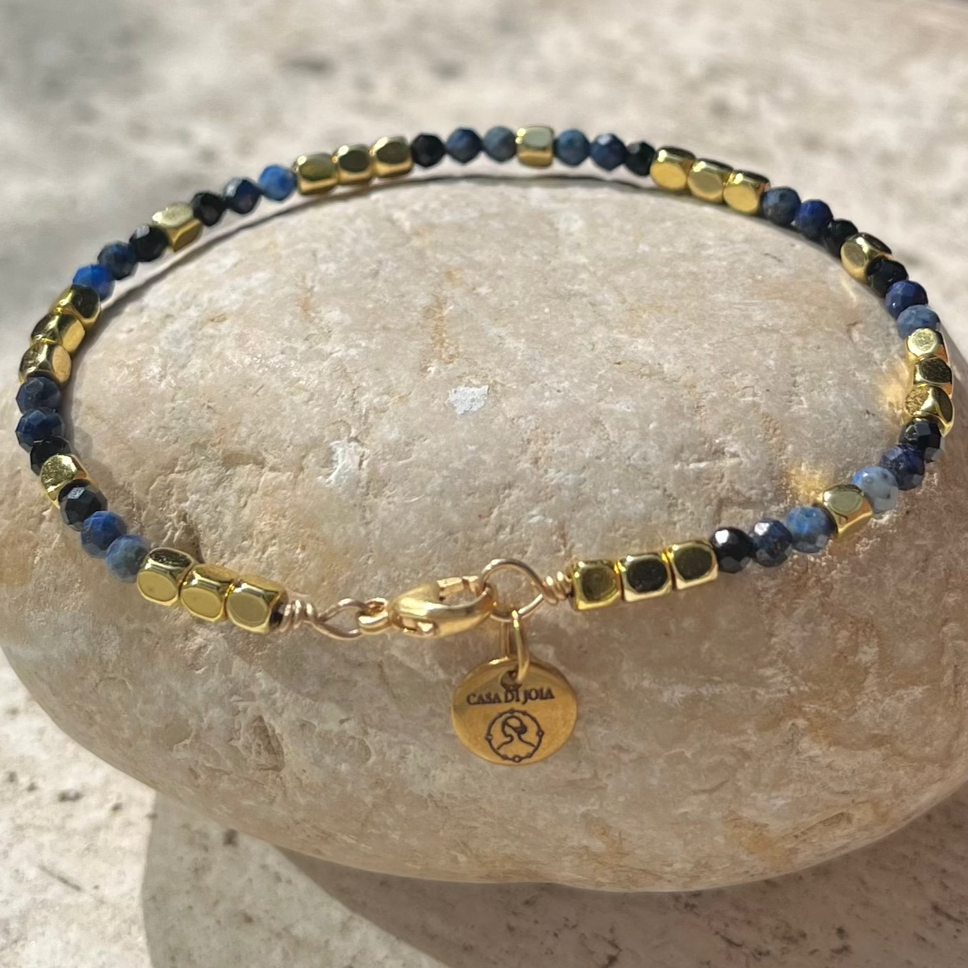 Bracelet Manuella en pierres naturelles et hématite sur jonc gold filled ou argent 925