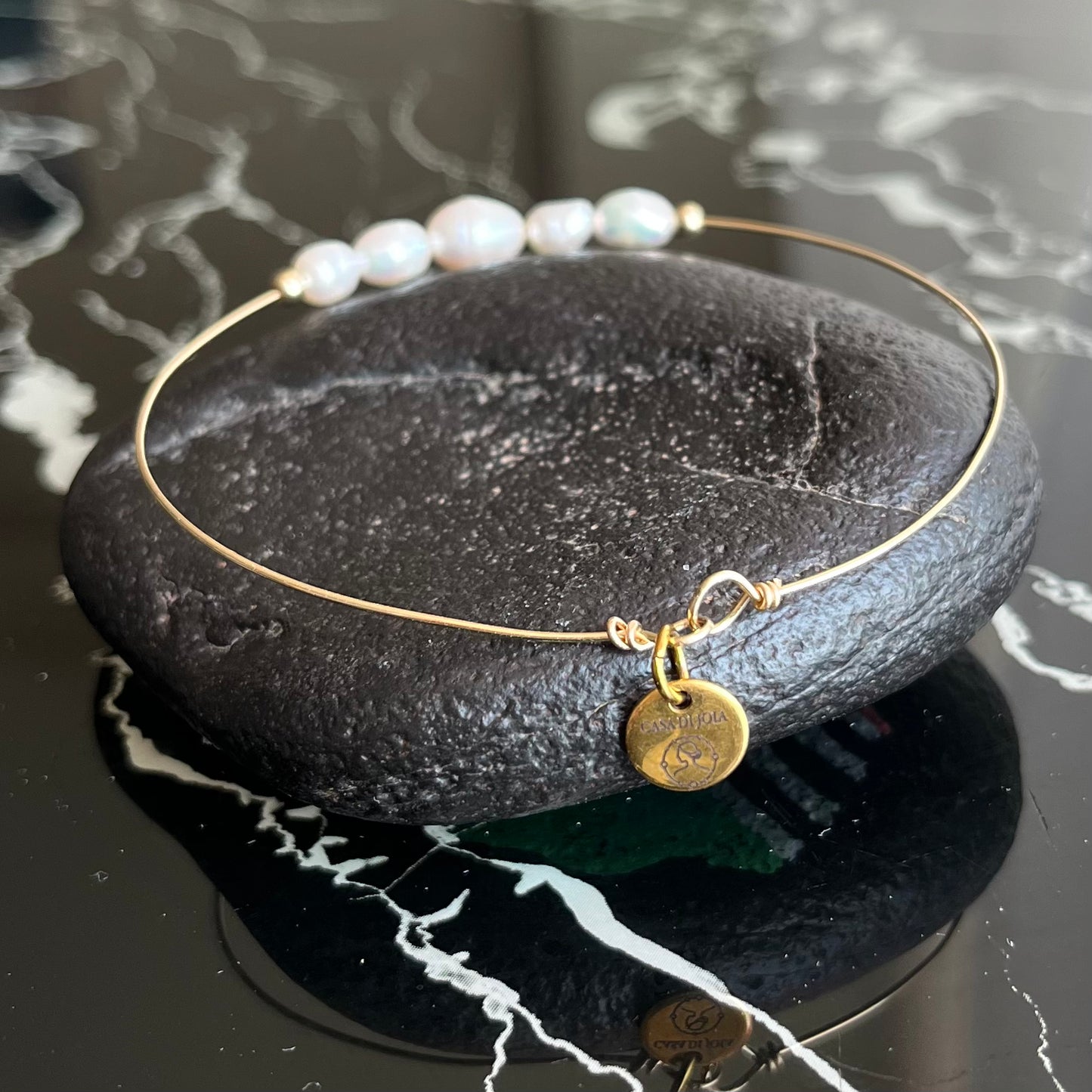 Bracelet Mariella jonc fin en gold filled ou argent 925 et perles de nacre