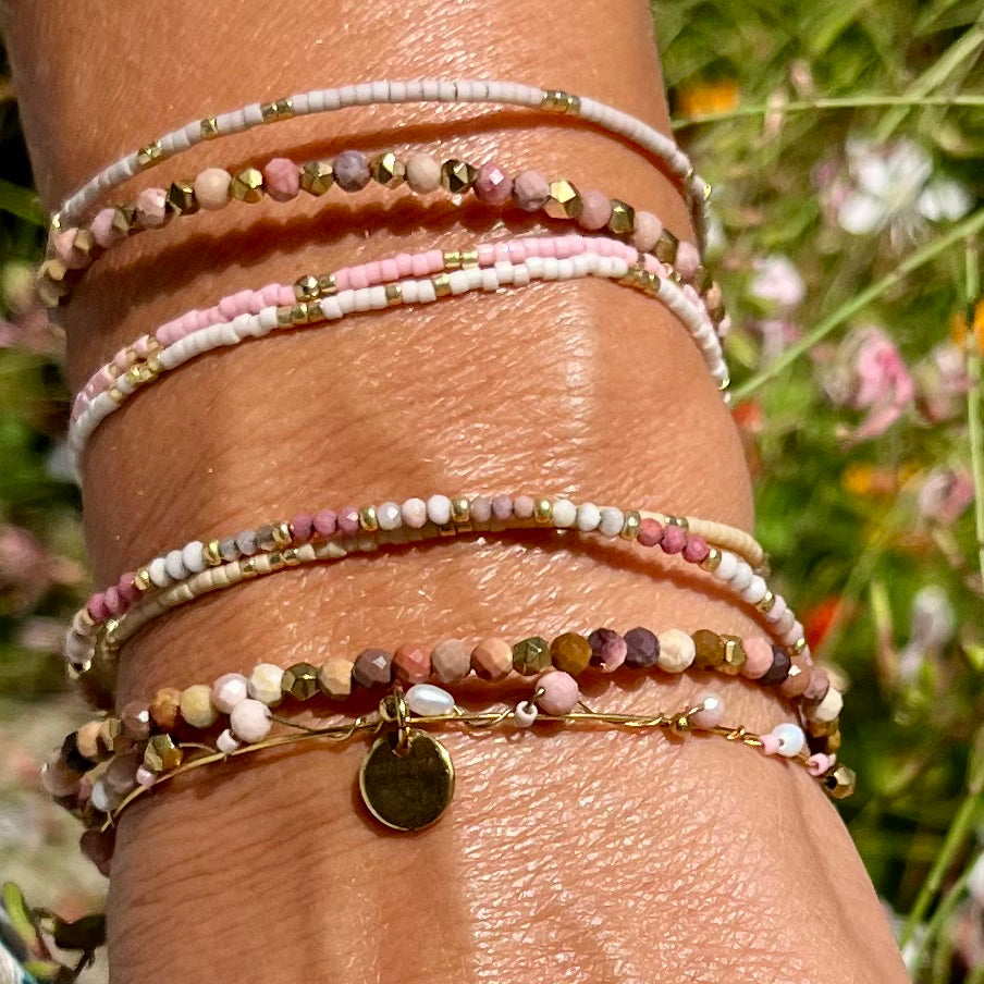 Bracelet Paulina, perles fines sur jonc fin