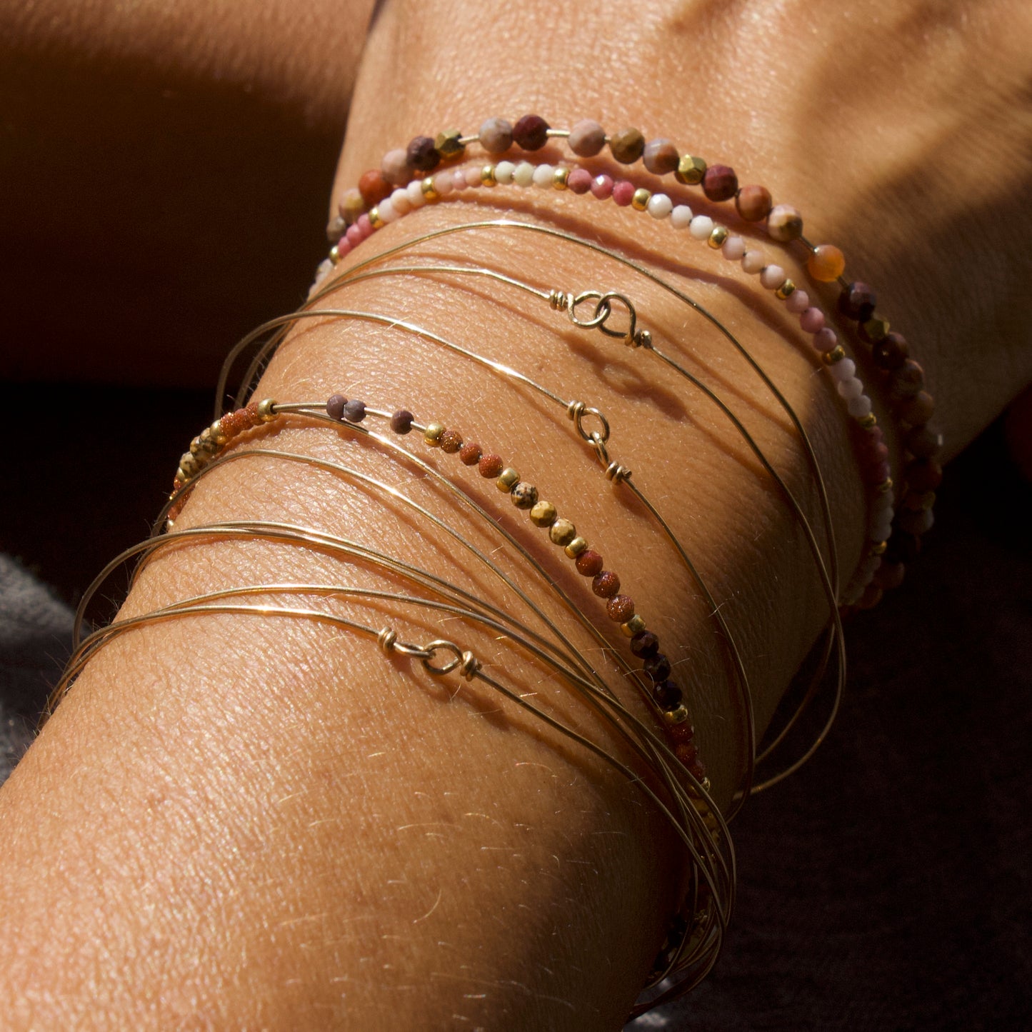 Bracelet Mara jonc fin en gold filled ou argent 925 et pierres naturelles