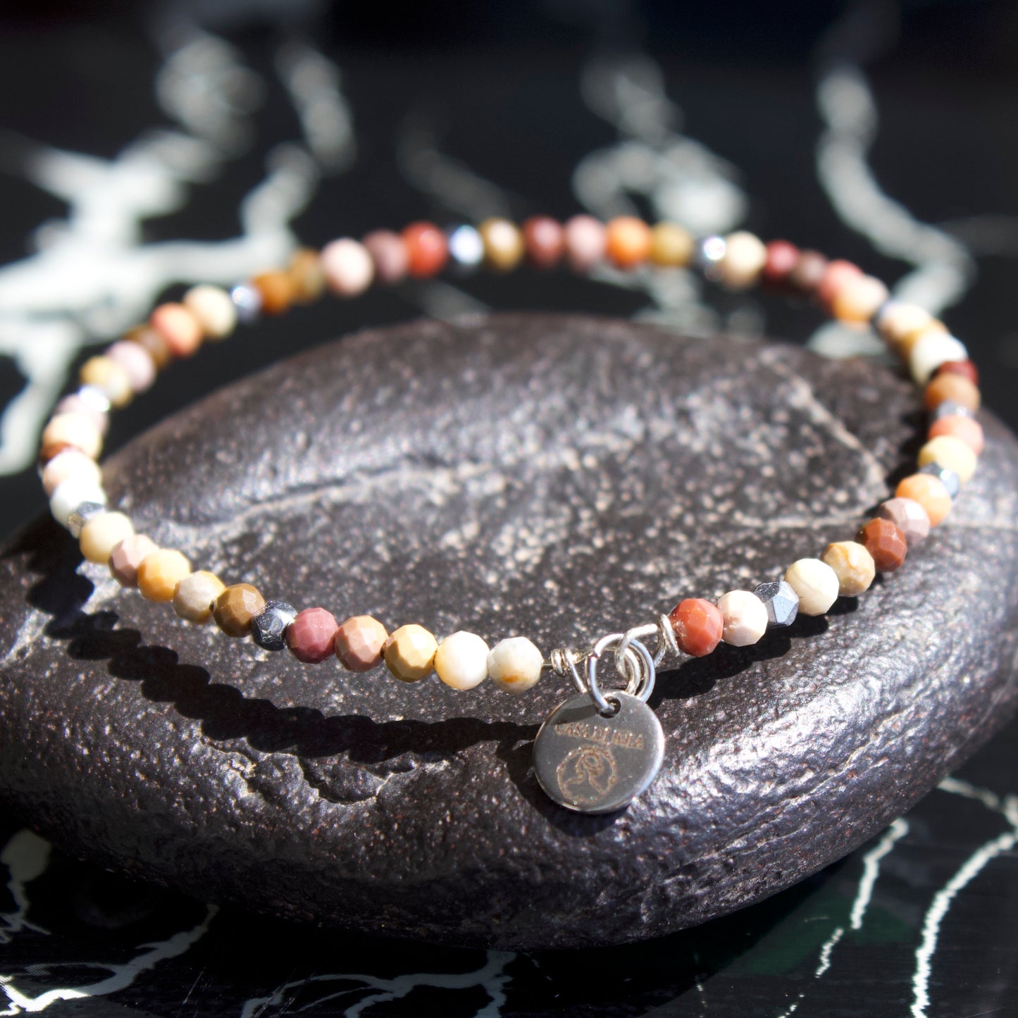 Bracelet Mara jonc fin en gold filled ou argent 925 et pierres naturelles