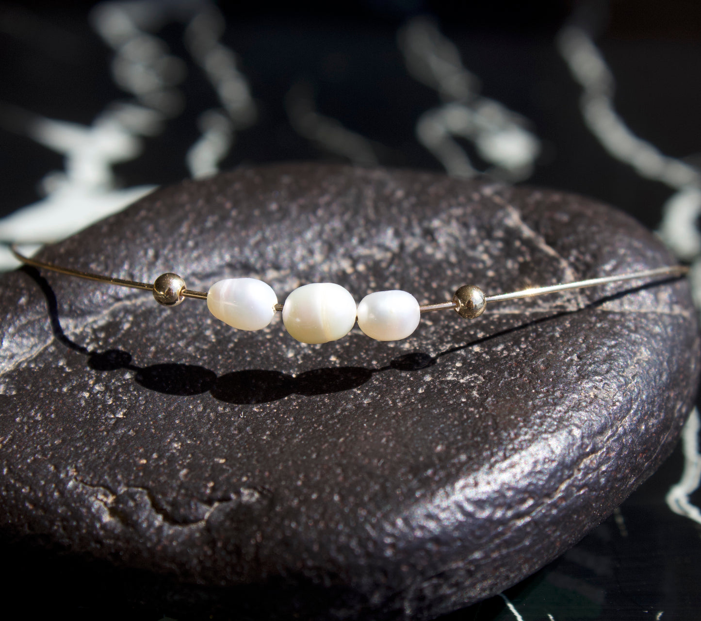 Bracelet Mariella jonc fin en gold filled ou argent 925 et perles de nacre