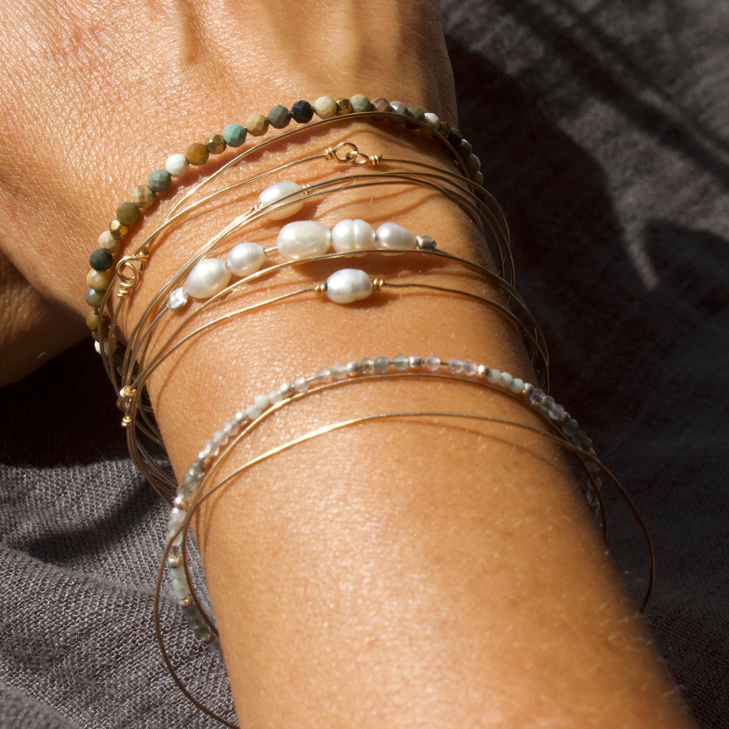 Bracelet Mariella jonc fin en gold filled ou argent 925 et perles de nacre