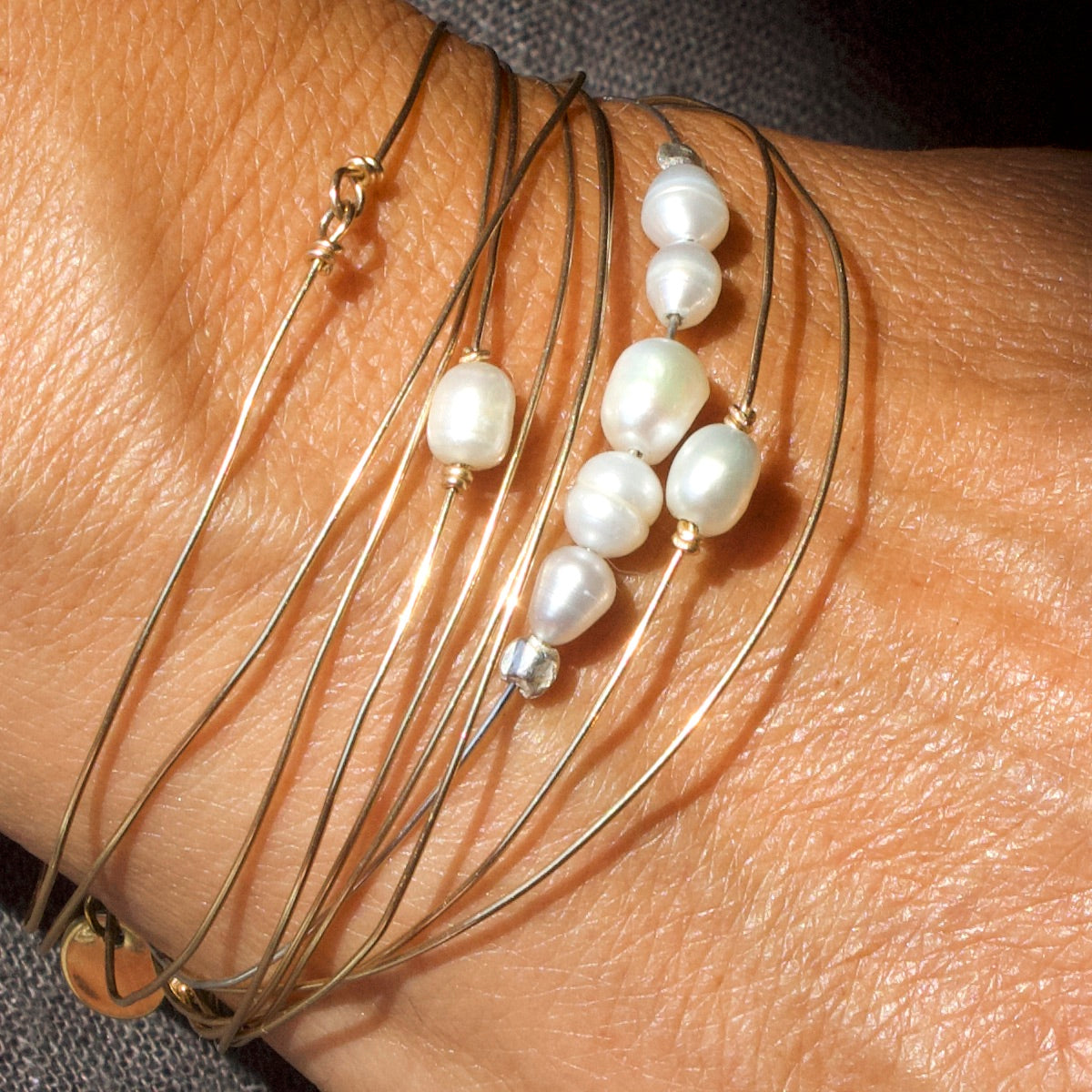 Bracelet Mariella jonc fin en gold filled ou argent 925 et perles de nacre