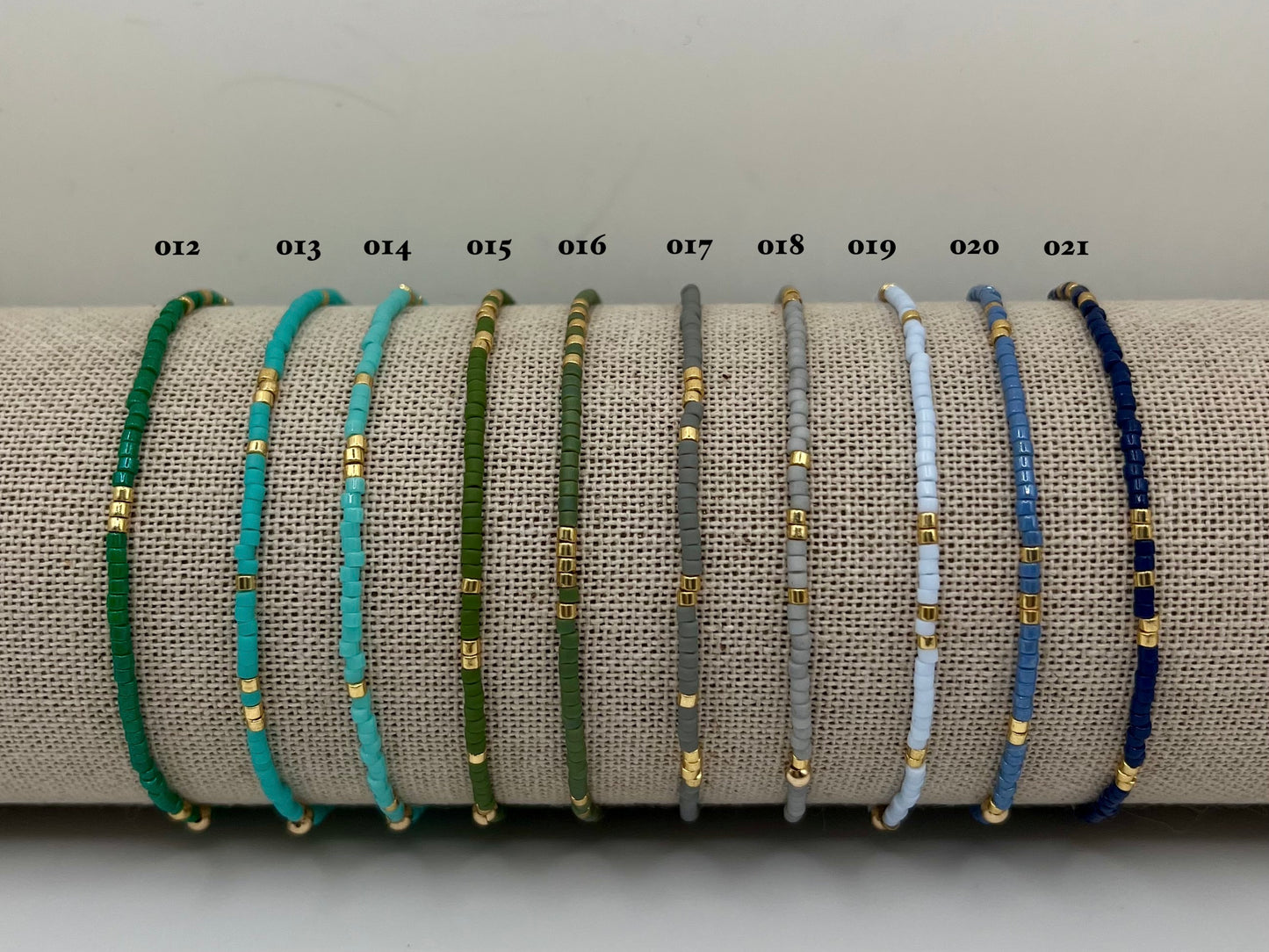 Bracelet Lucia en perles de Miyuki de couleur et perles dorées