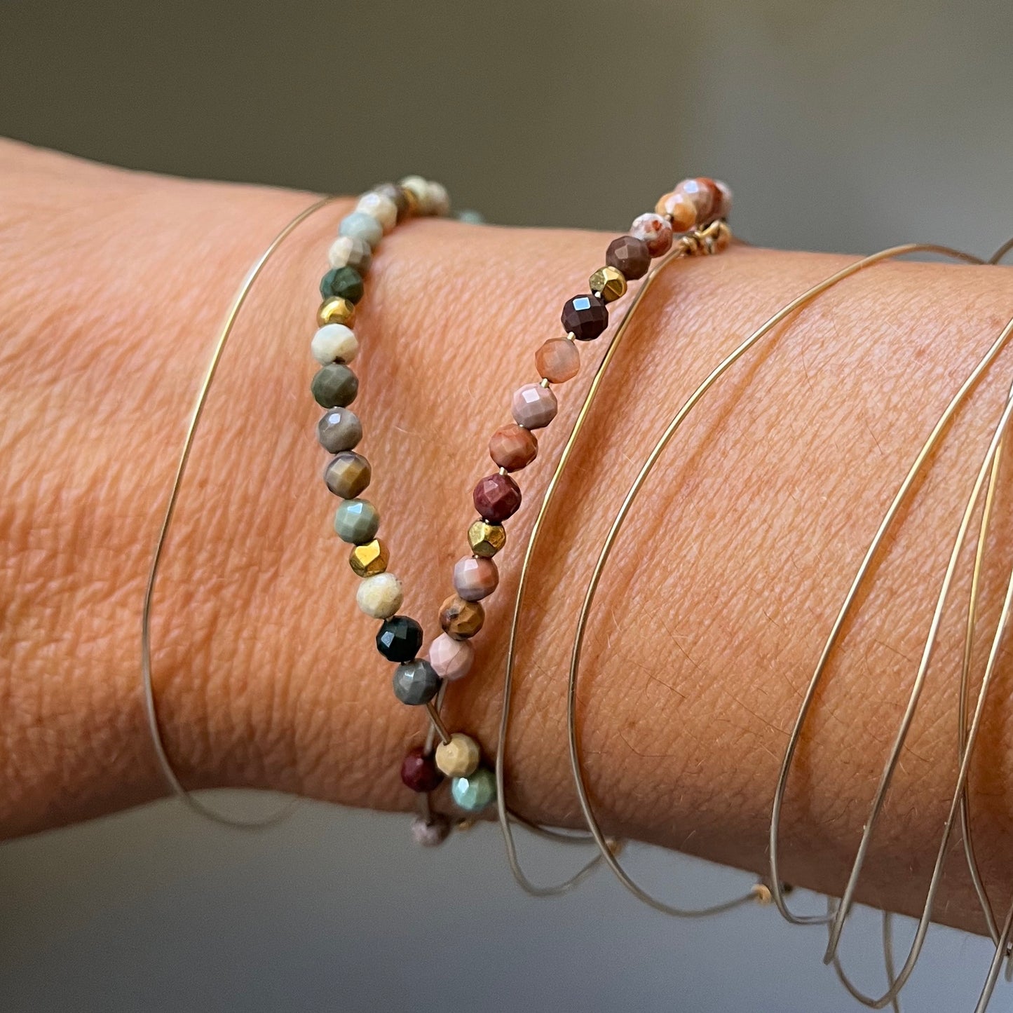 Bracelet Mara jonc fin en gold filled ou argent 925 et pierres naturelles