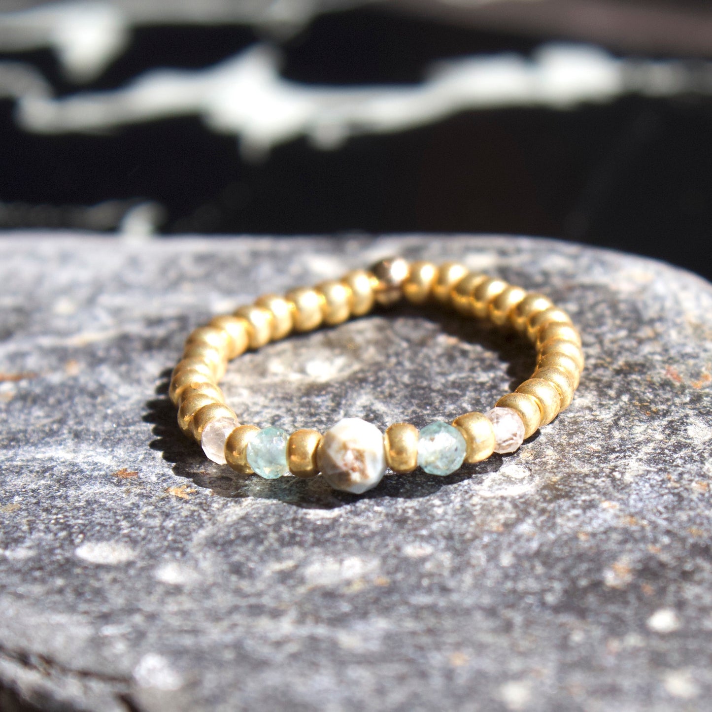 Bague Petra en pierres naturelles et perles dorées