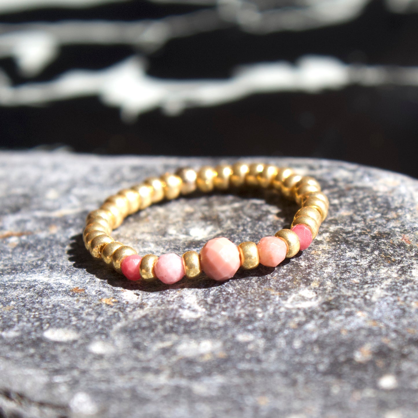 Bague Petra en pierres naturelles et perles dorées