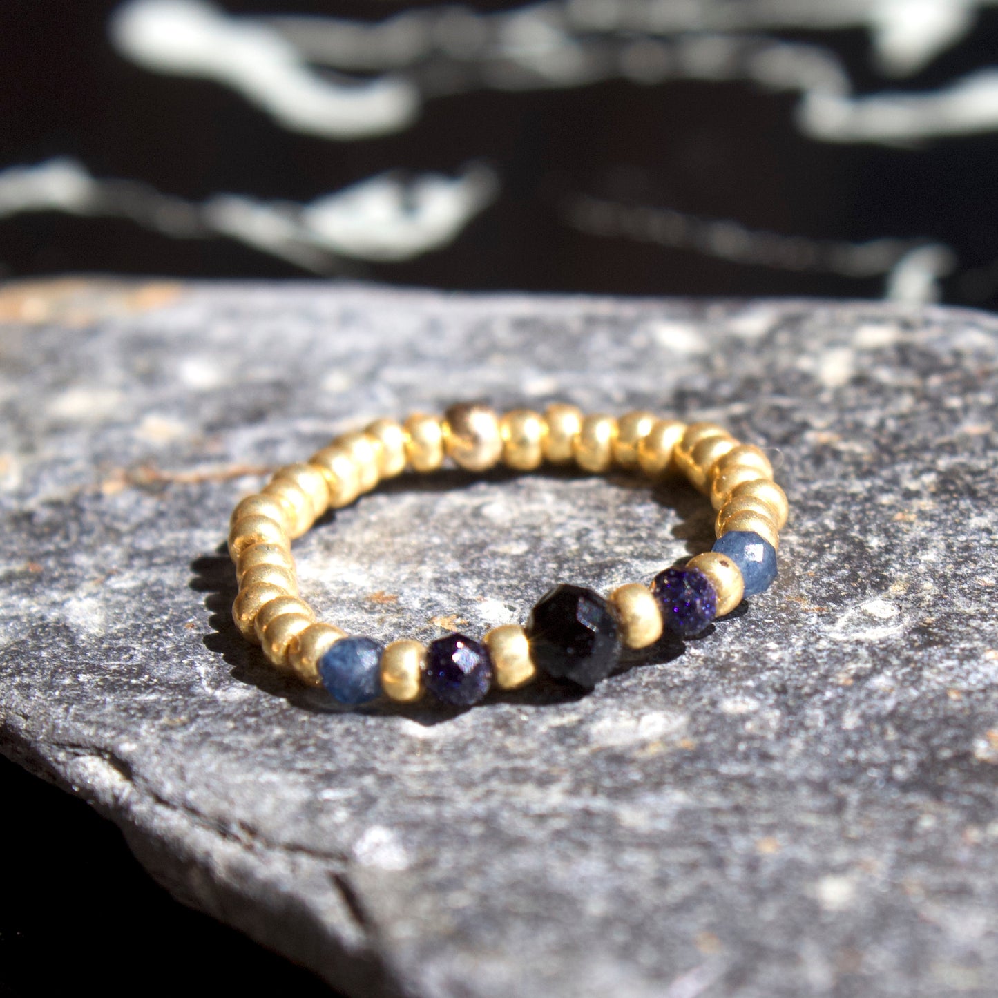 Bague Petra en pierres naturelles et perles dorées