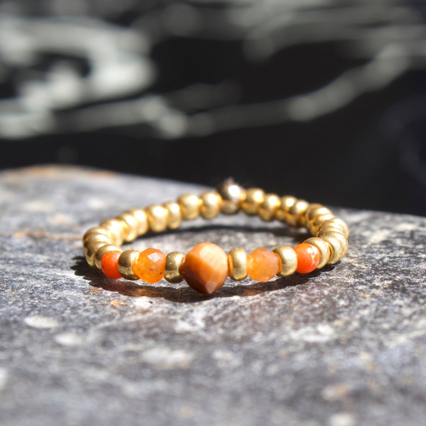 Bague Petra en pierres naturelles et perles dorées