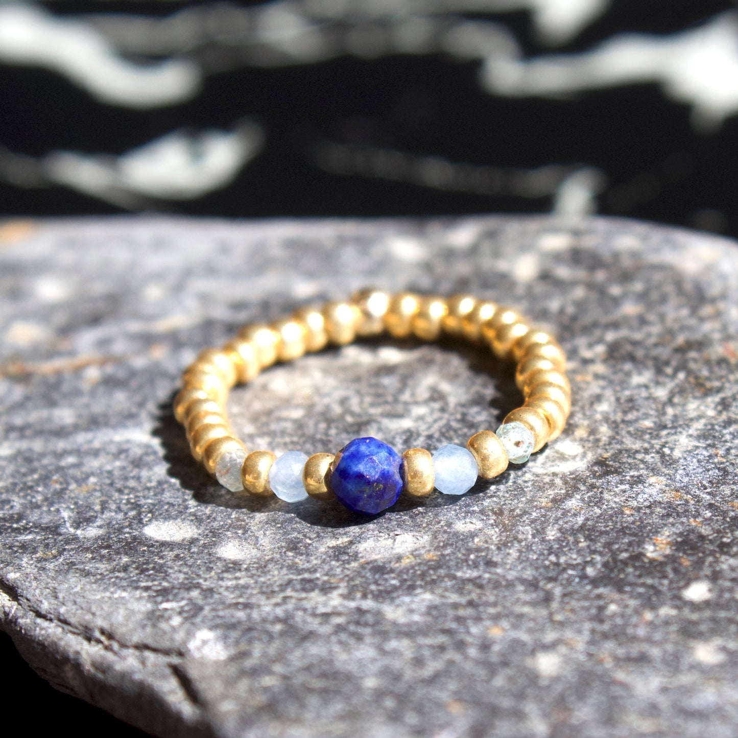 Bague Petra en pierres naturelles et perles dorées
