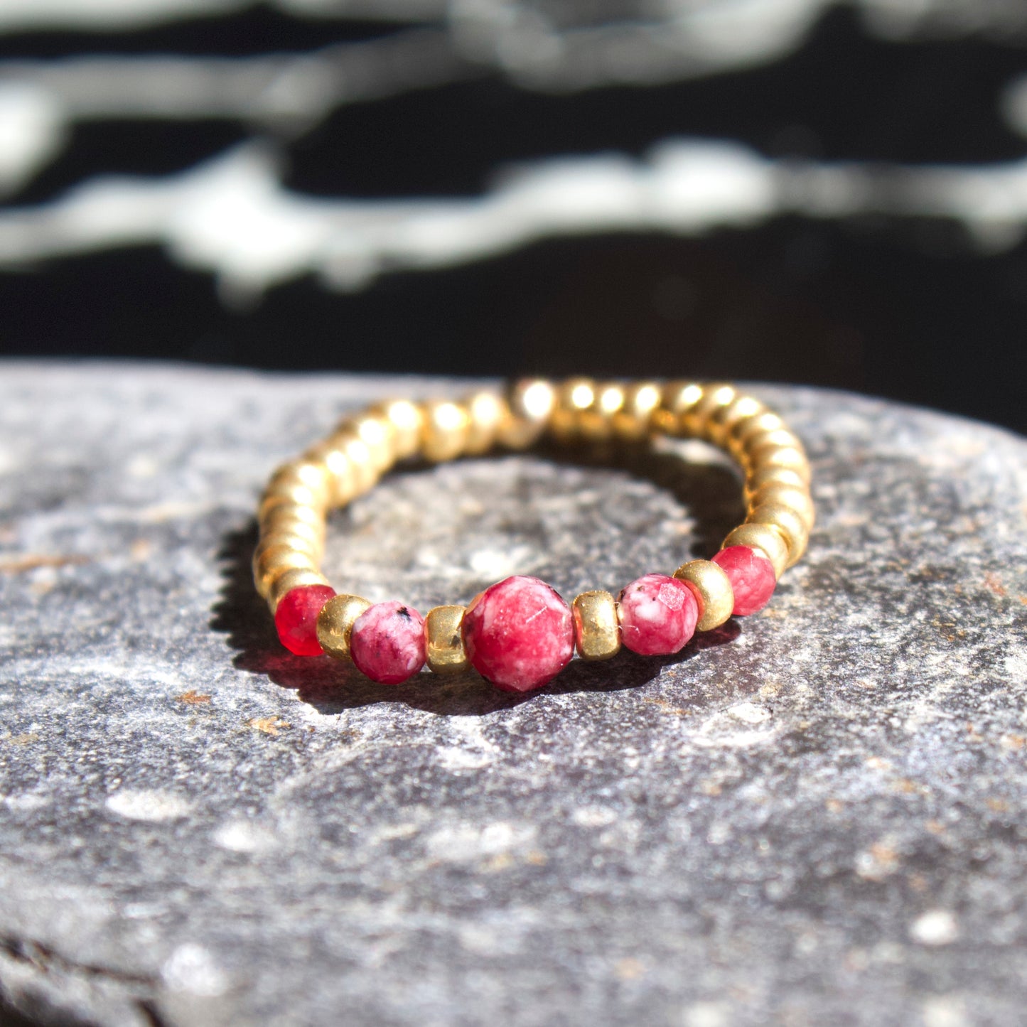 Bague Petra en pierres naturelles et perles dorées