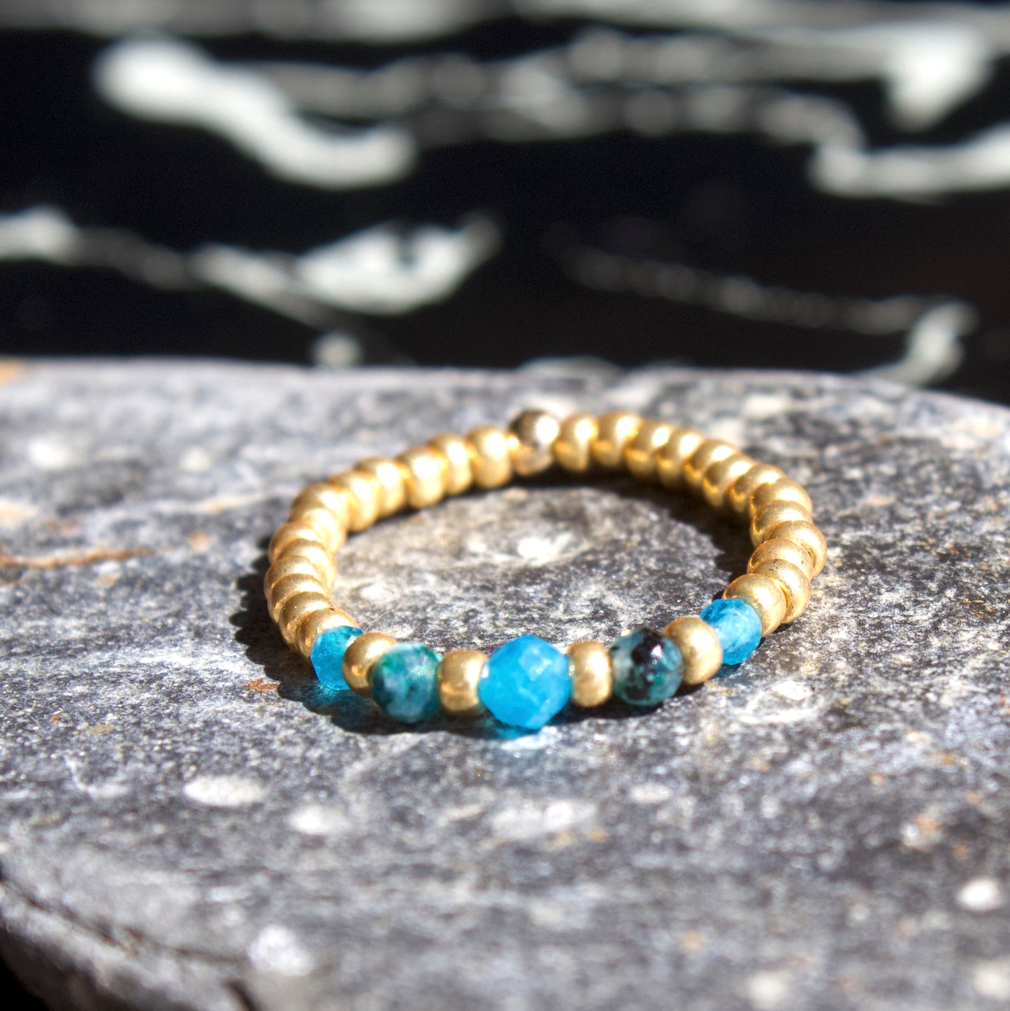 Bague Petra en pierres naturelles et perles dorées