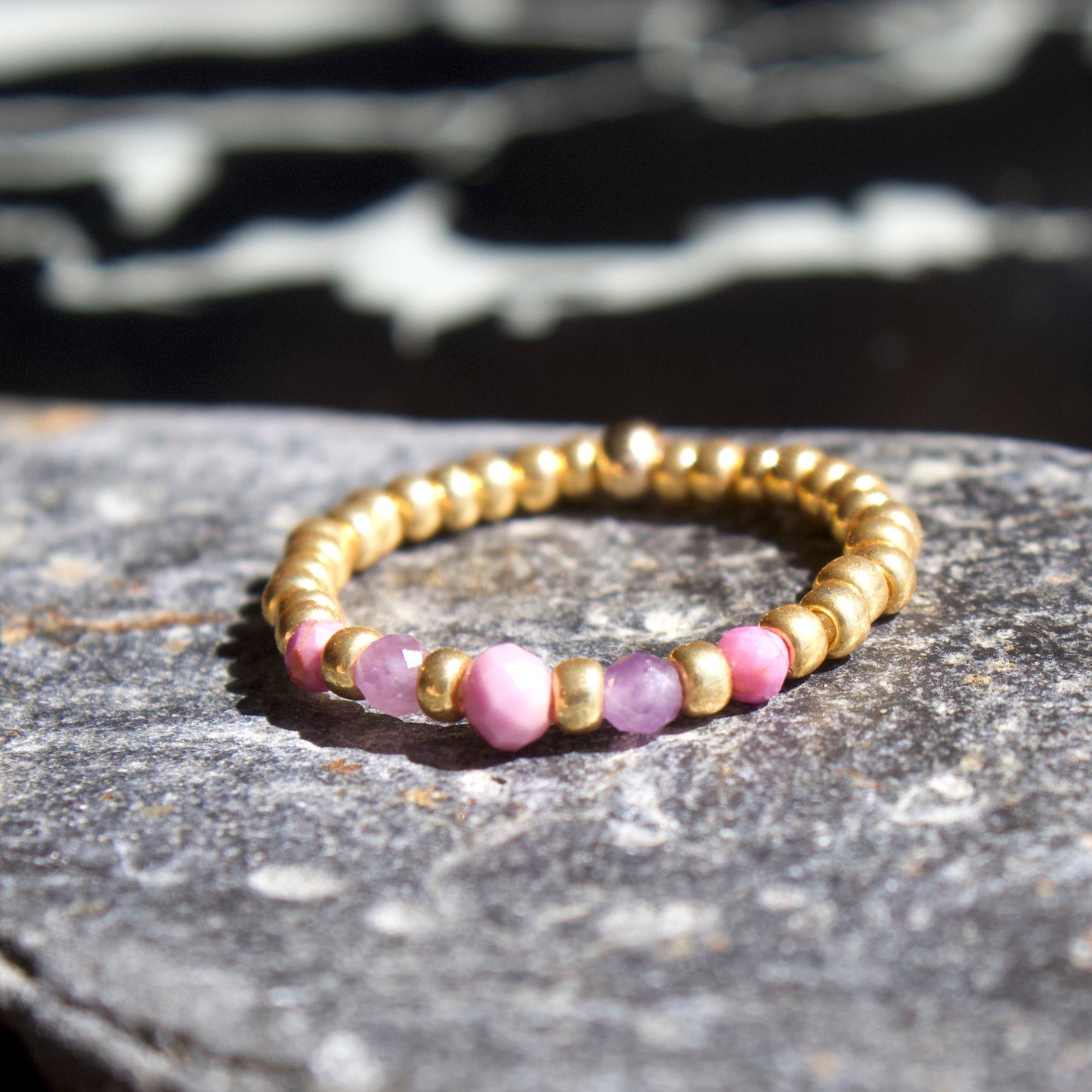Bague Petra en pierres naturelles et perles dorées