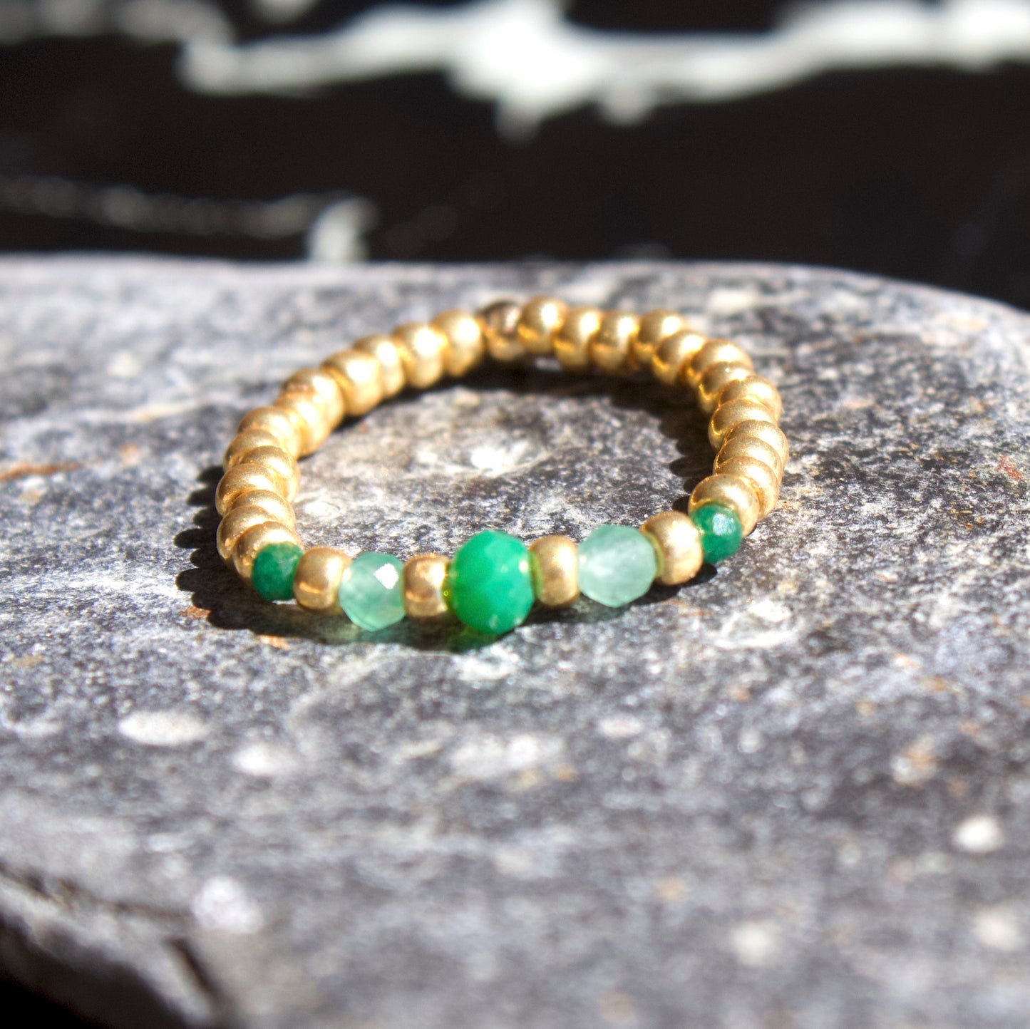 Bague Petra en pierres naturelles et perles dorées
