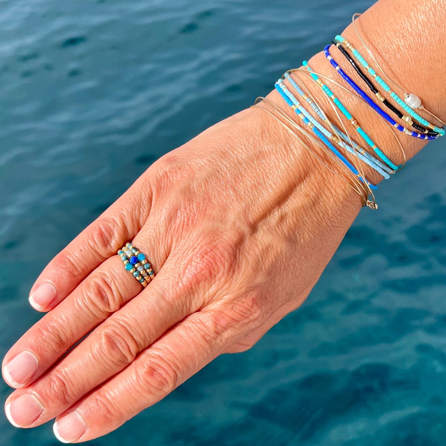 Bague Petra en pierres naturelles et perles dorées
