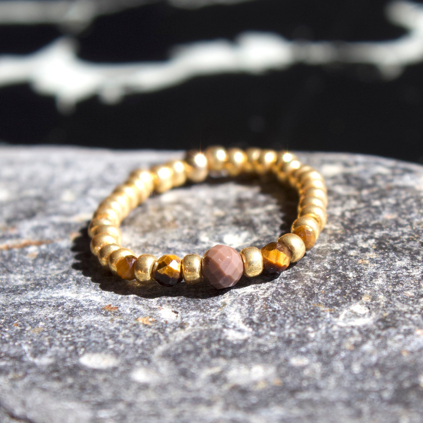 Bague Petra en pierres naturelles et perles dorées