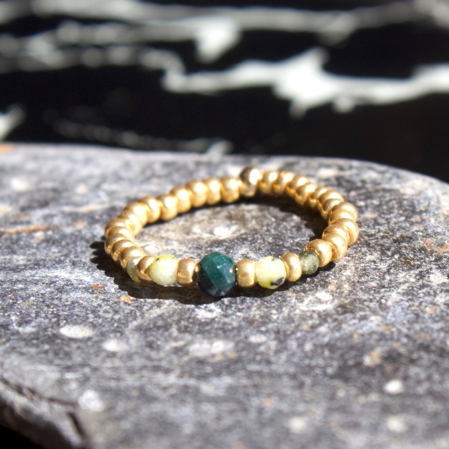 Bague Petra en pierres naturelles et perles dorées