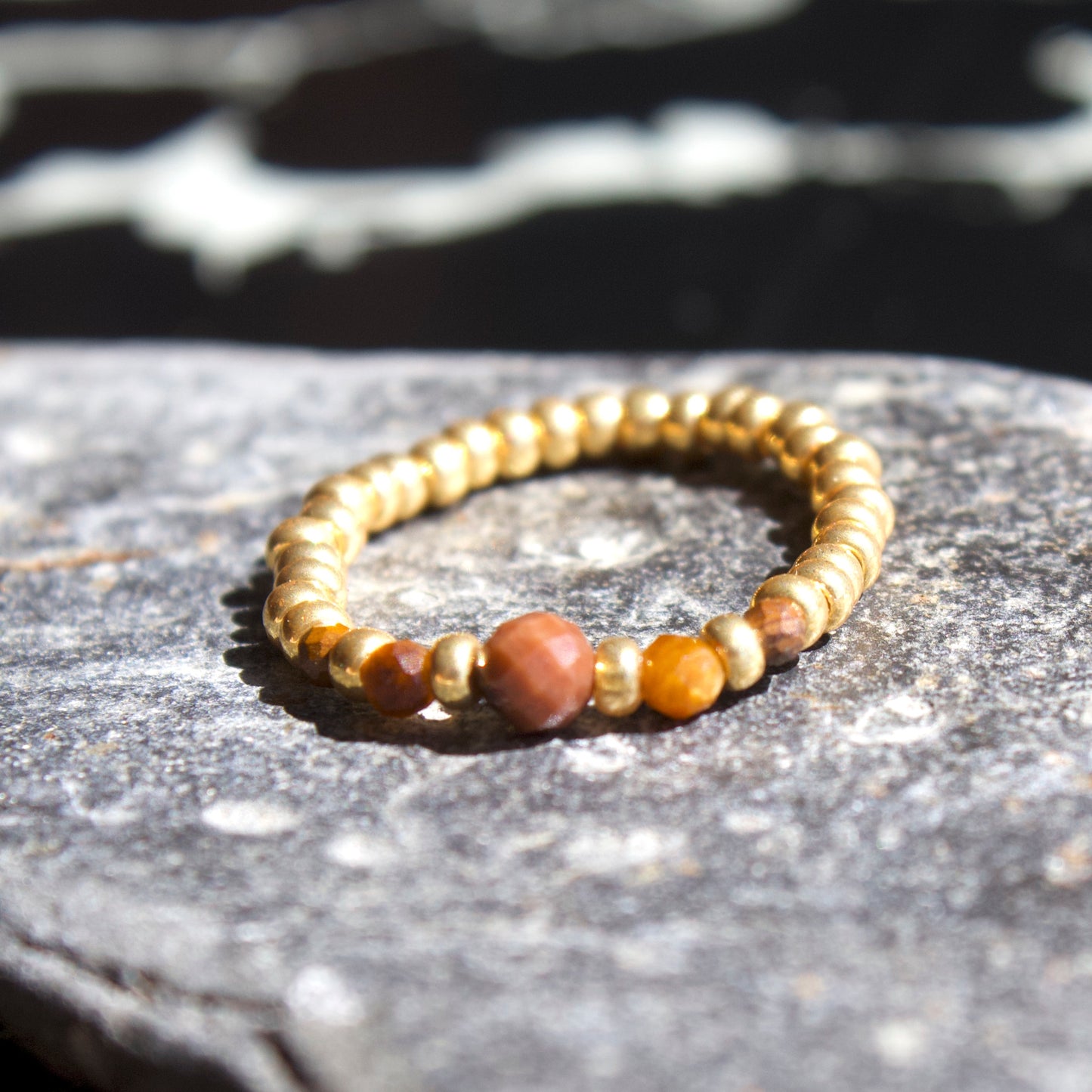 Bague Petra en pierres naturelles et perles dorées
