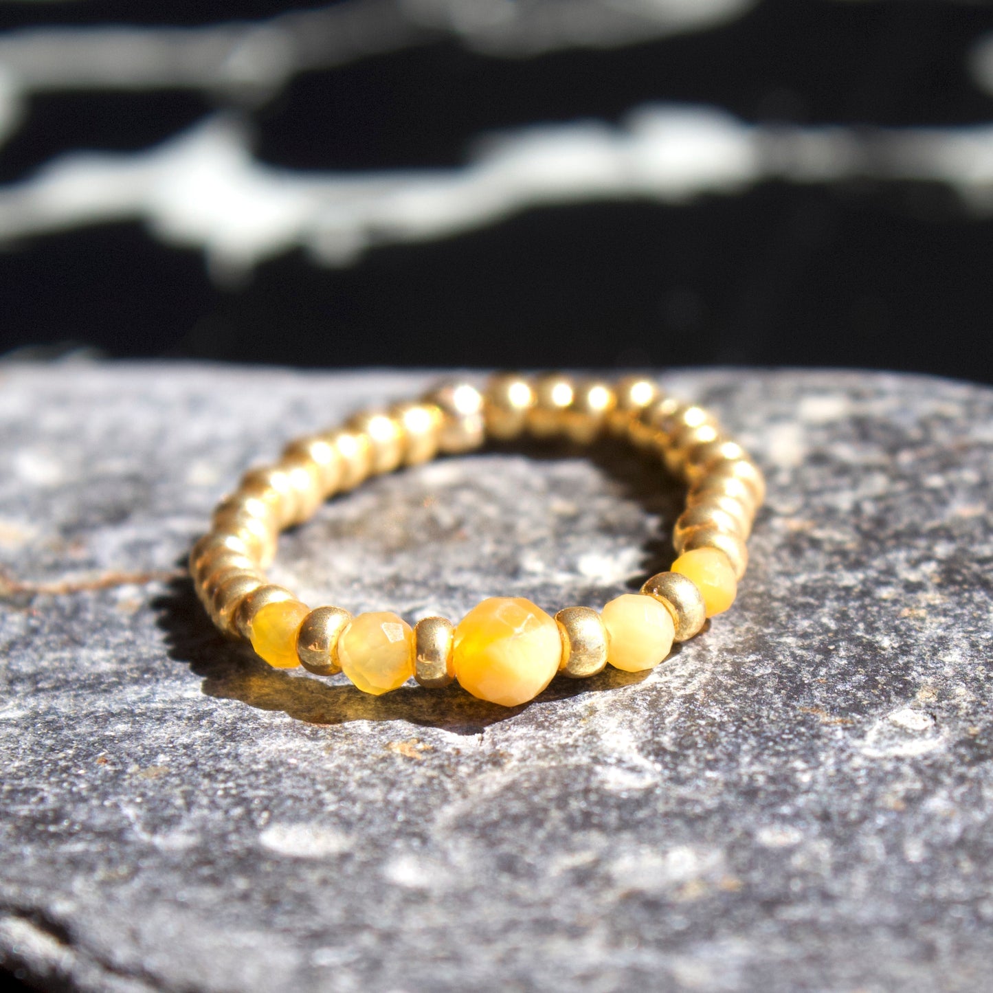 Bague Petra en pierres naturelles et perles dorées