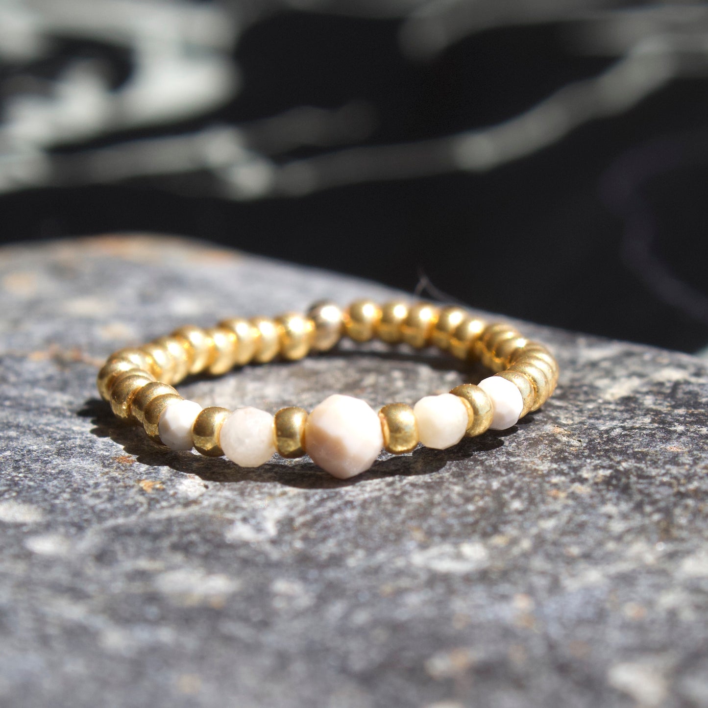 Bague Petra en pierres naturelles et perles dorées