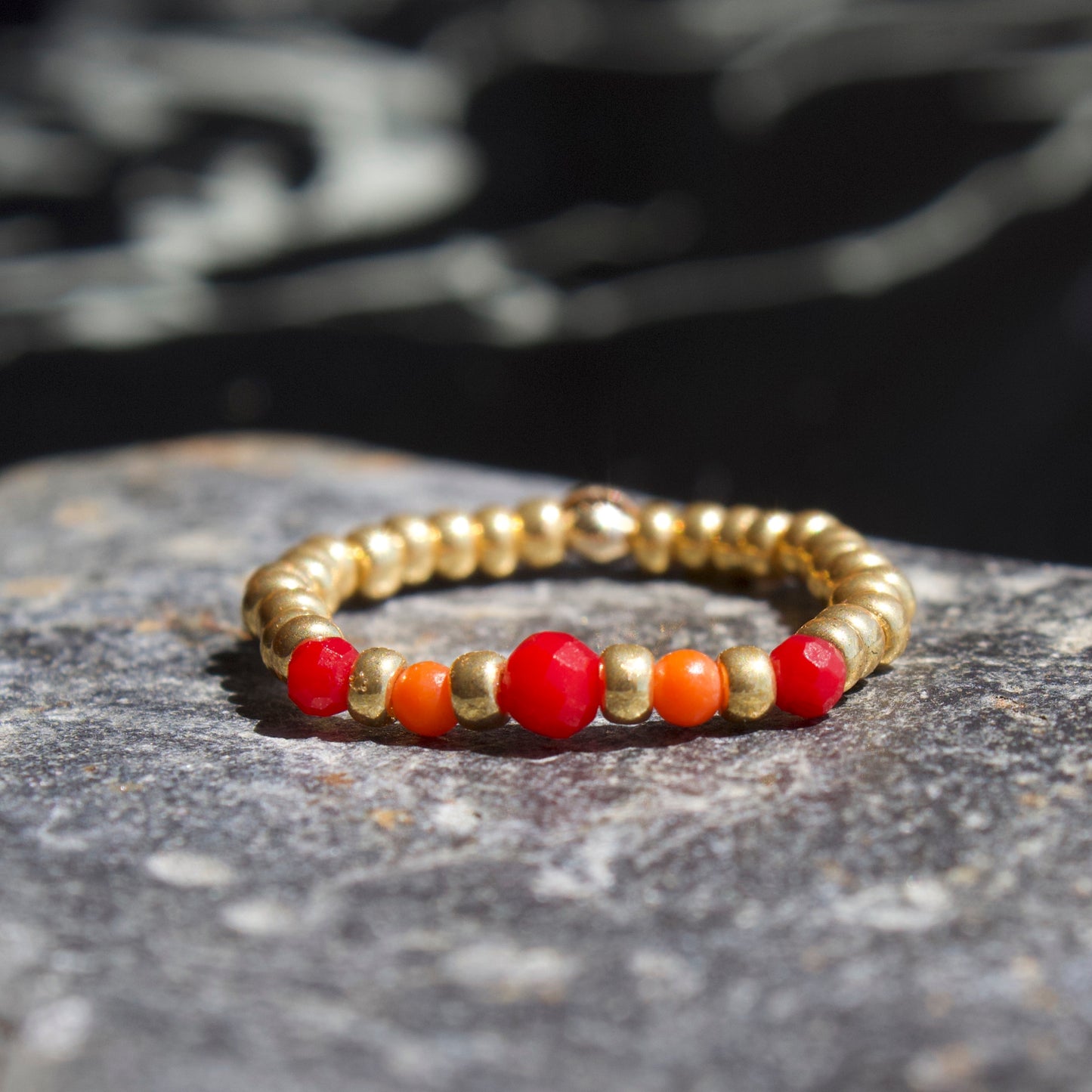 Bague Petra en pierres naturelles et perles dorées