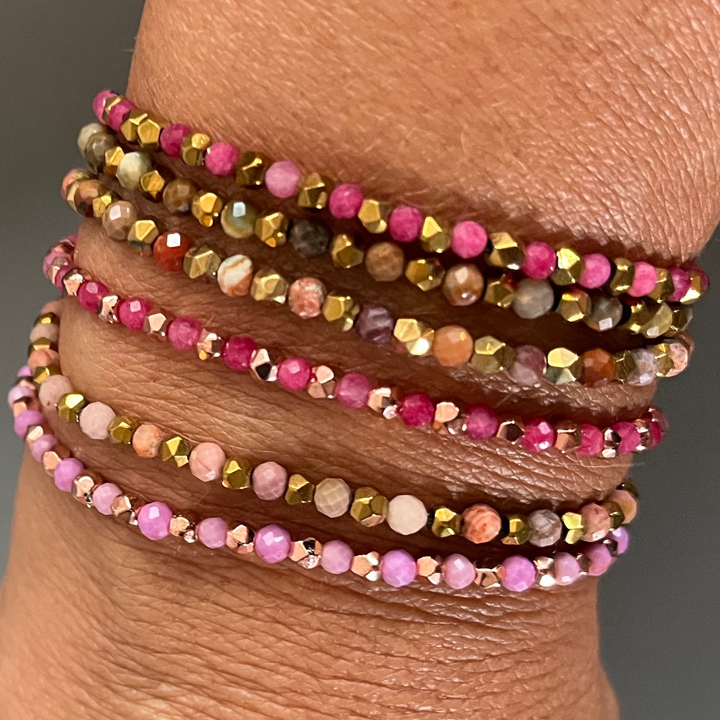 Bracelet Rocca en pierres naturelles et hématite dorée sur jonc gold filled