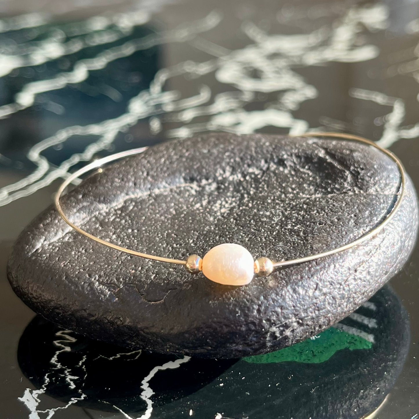 Bracelet Mariella jonc fin en gold filled ou argent 925 et perles de nacre