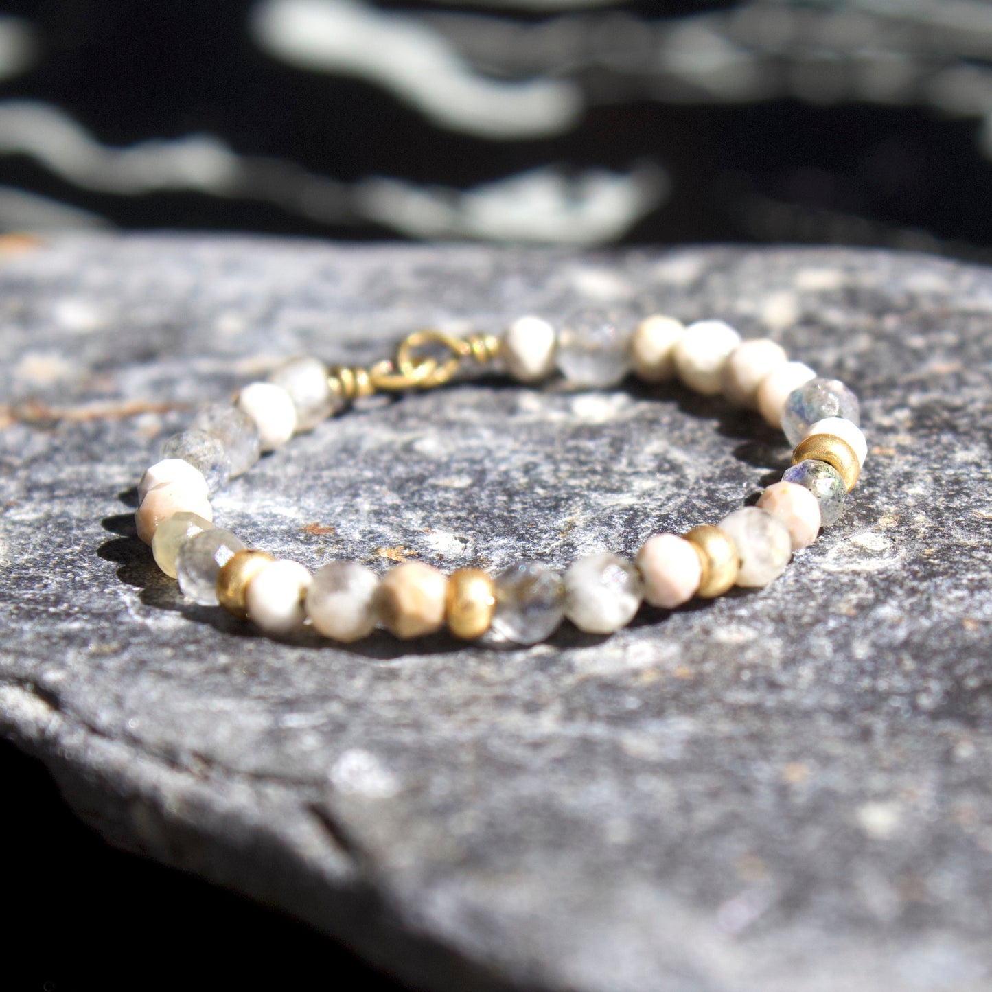 Bague Marina en pierres naturelles et perles dorées