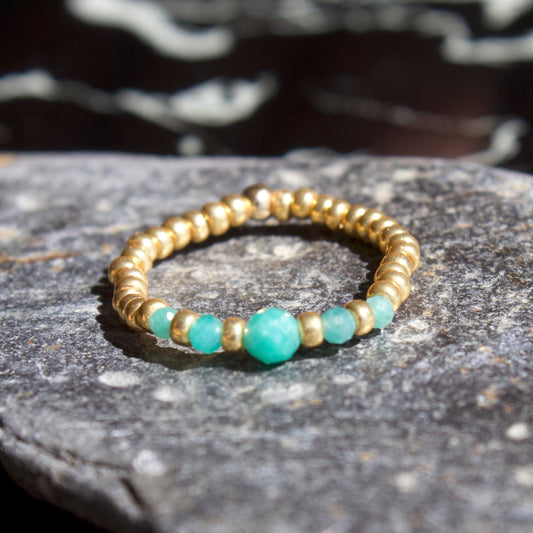 Bague Petra en pierres naturelles et perles dorées